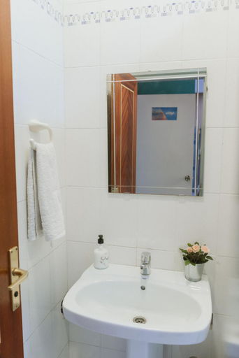 Bathroom 4, KYO Surf Hostel, Las Palmas