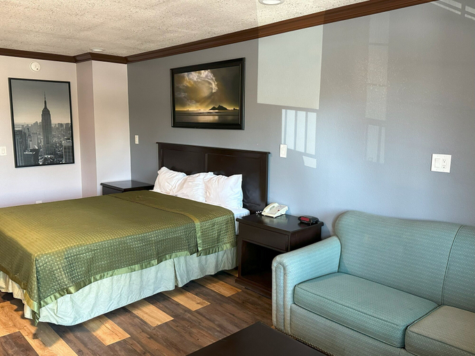 Bedroom 2, Corona Inn, Riverside