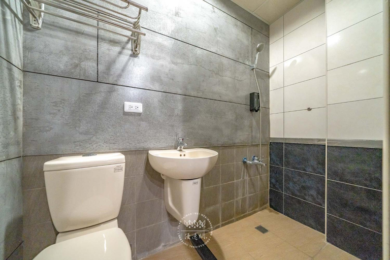 Bathroom 2, 羅東夜市 工業Loft旅宿, Yilan