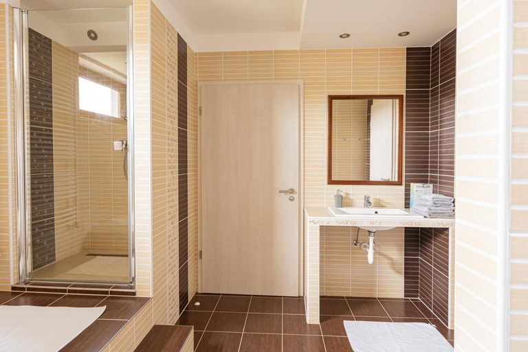 Bathroom 4, Lang Vendeghaz, Siklósi