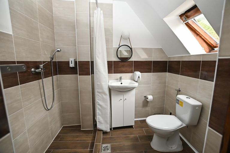 Bathroom 2, Vasko Panzio Borpince, Tokaji