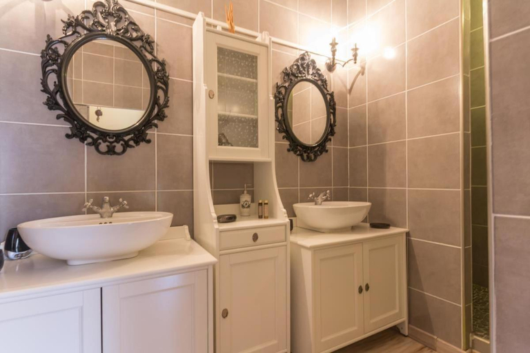 Bathroom, Les Trois Faisans, Côte-d'Or