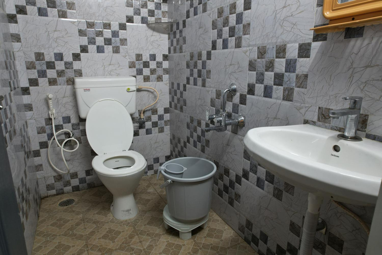 Bathroom 4, Lazo Eucy Paradise Resort, Dindigul