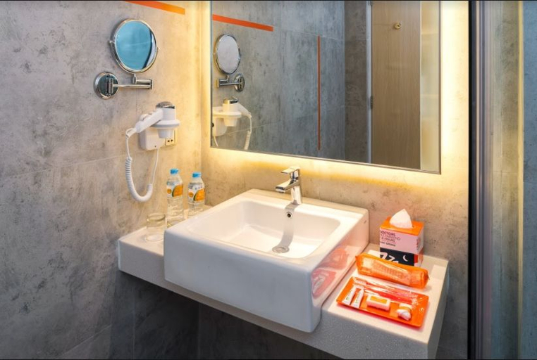 Bathroom 5, HARRIS Resort Barelang Batam, Batam