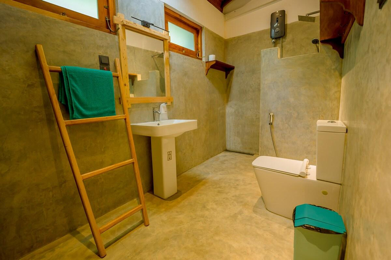 Bathroom 3, Sixth Sense Hostel, Habaraduwa