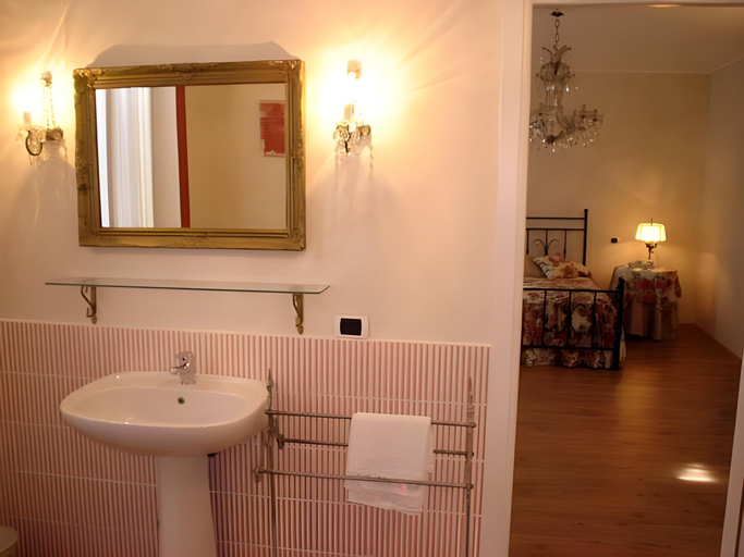 Bathroom, La Rocchetta, Verona