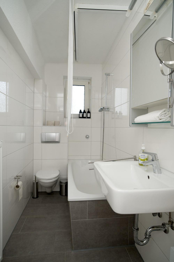Bathroom 2, Ferienwohnung & Aparts am Schloss Park, Essen