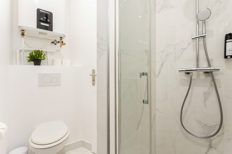 Bathroom 2, Reva Suites, Paris
