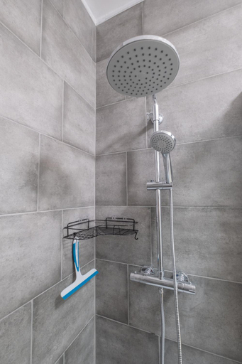 Shower 3, Studio chic proche aeroport & centre-ville, Hainaut
