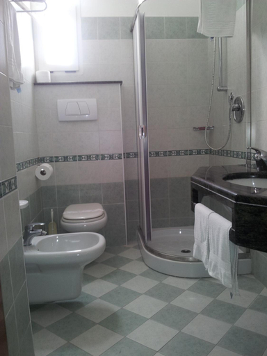 Bathroom 3, Hotel Astoria, Rimini