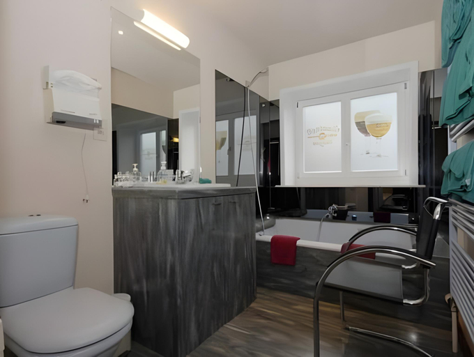Bathroom 3, Hotel Duivels Paterke Harelbeeksestraat 29, 8500 Kortrijk, West-Vlaanderen