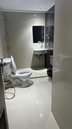 Bathroom 14