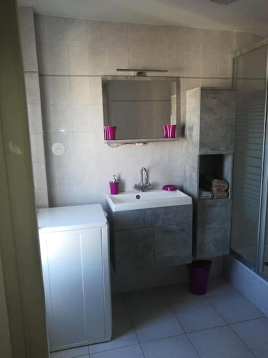 Bathroom, La Residence immeuble proche place Francois 1er, Charente