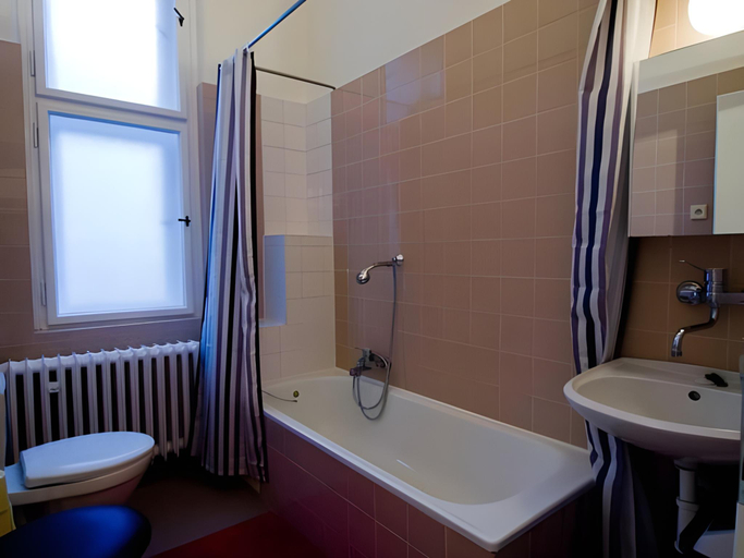 Bathroom 3, Petrin Park Apartments - 10 min walk to Charles Bridge, Praha 1