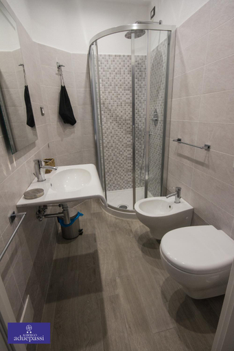 Bathroom 3, Albergo Aduepassi & Servizio Bike Room, Savona