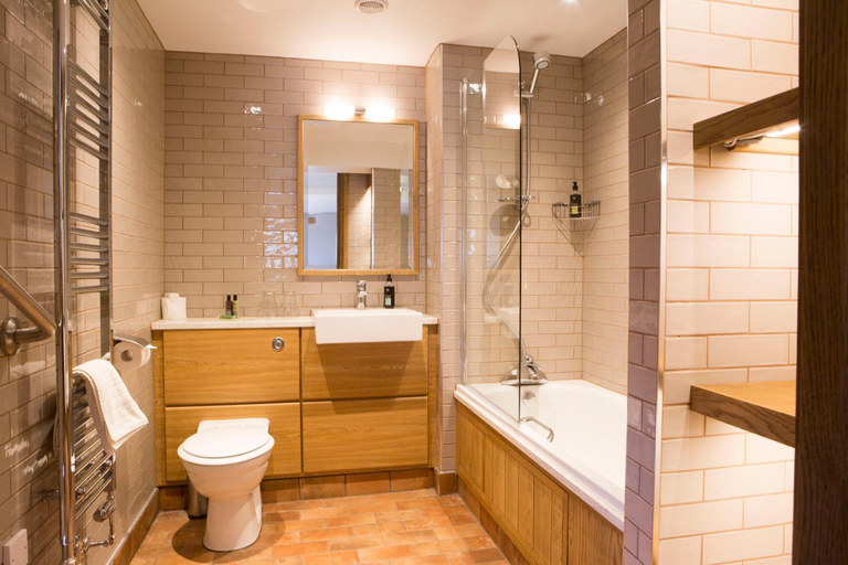 Bathroom 3, The Queen's Head Hotel, Cumbria