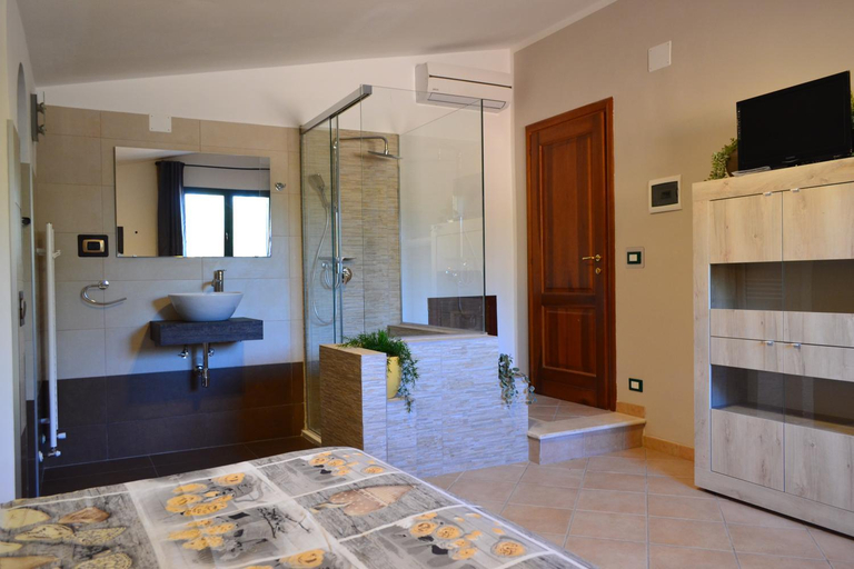 Bathroom 2, Costa del Gallo, L'Aquila