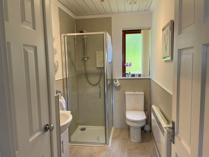 Bathroom 3, Wellsfield Farm Holiday Lodges, Falkirk