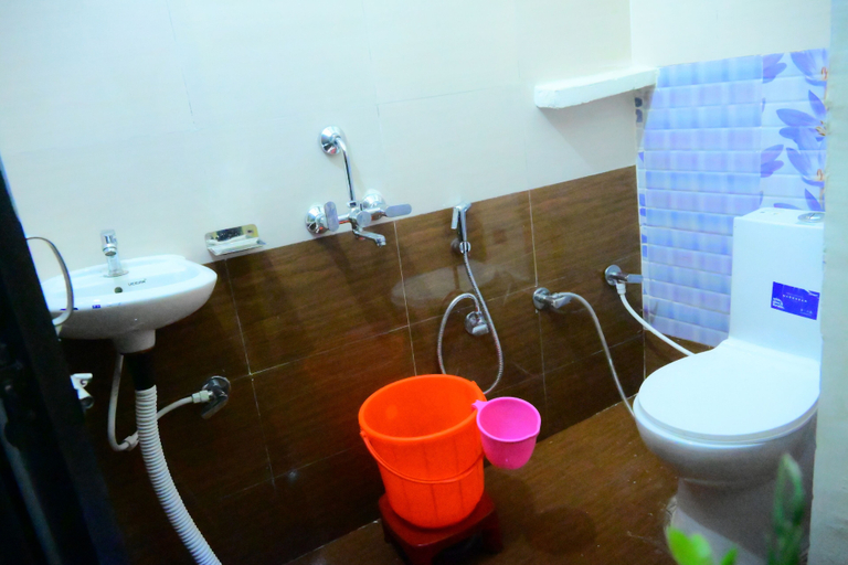 Bathroom 3, Shraddha Guest House, Faizabad