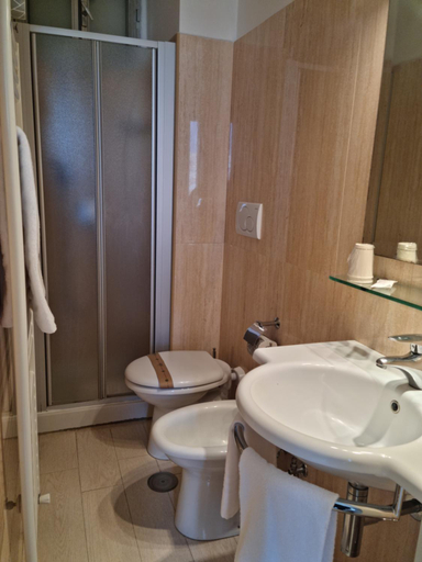 Bathroom 4, Hotel Virgilio, Terni