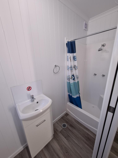 Bathroom 4, The Dulacca Hotel, Murilla
