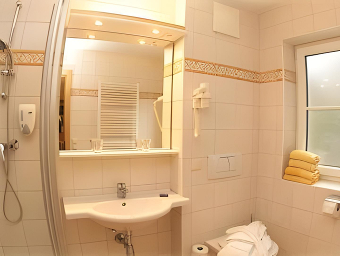 Bathroom 3, Hotel Weisser Bar, Gmunden