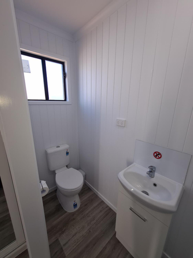 Bathroom, The Dulacca Hotel, Murilla