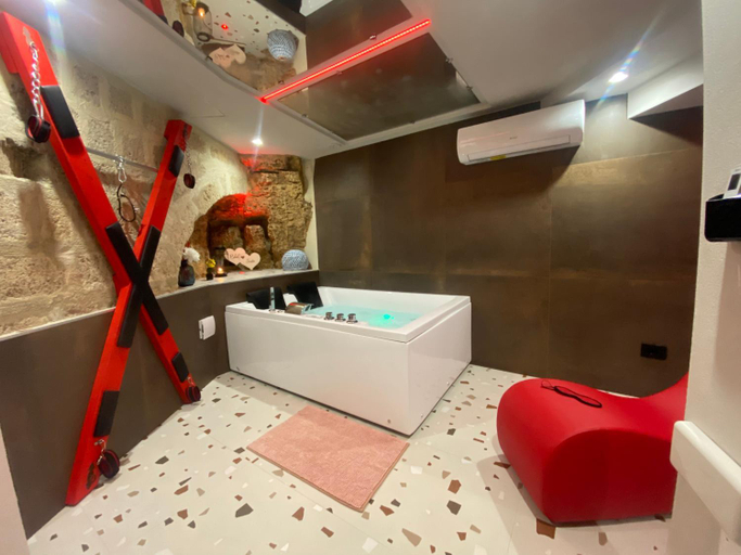 Others 5, REBEL SUITE cross, Bari