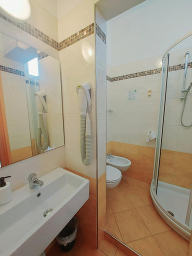 Bathroom 4, Monica, Rimini