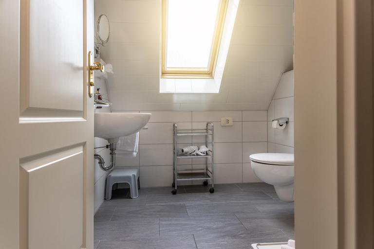 Bathroom 5, HOTEL DÜNENLÄUFER Carolinensiel, Wittmund