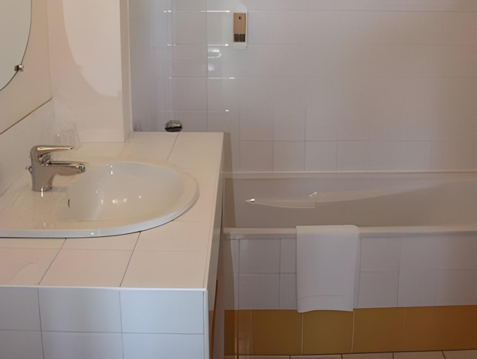 Bathroom 2, Domaine de Lesvaniel, Finistère