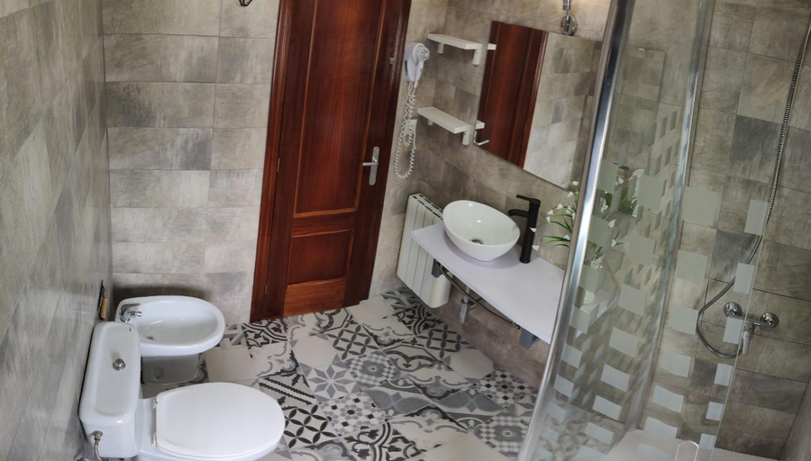 Bathroom 3, El Corrillo de Isla, Cantabria