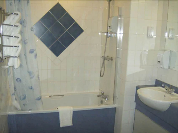 Bathroom 4, B&B Hotel Manchester SportCity, Tameside