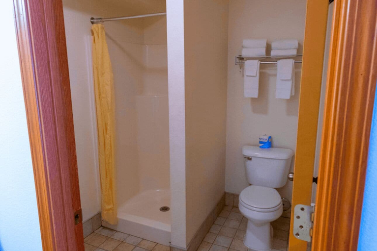 Bathroom, Coeur D'Alene Budget Saver, Kootenai