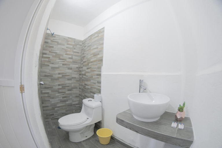Bathroom 2, Hotel San Carlos, Acapulco de Juárez
