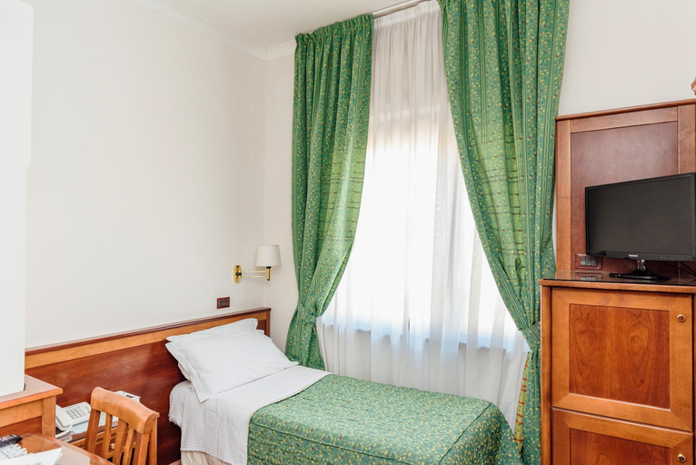 Bedroom 1, Hotel Montana, Napoli