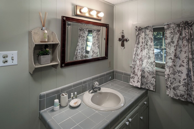 Bathroom 4, Relaxation Station, Lincoln