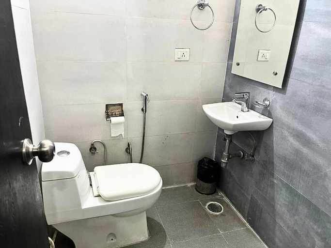 Bathroom 3, Hotel Hirapanna, Bareilly