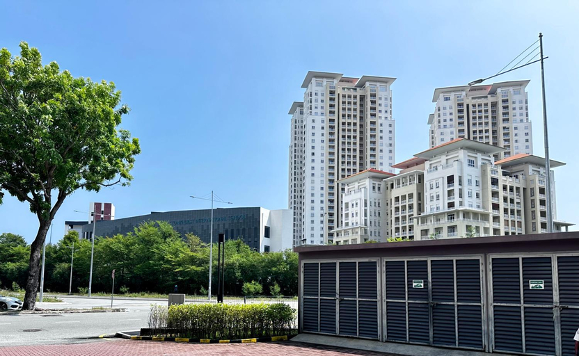 Exterior & Views