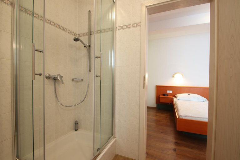 Bathroom 3, Hotel-Dorfler Garni, Aschaffenburg