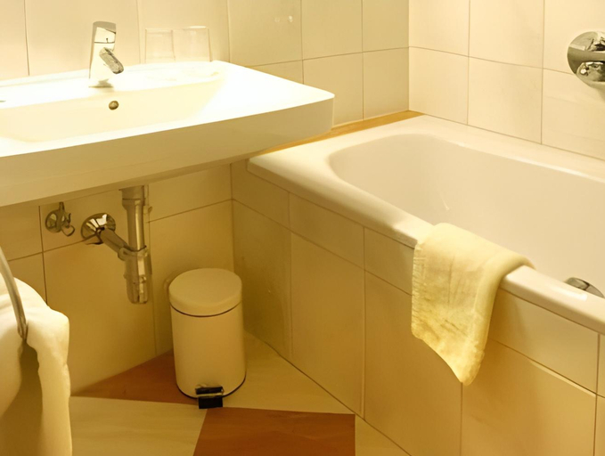 Bathroom 3, Hotel & Appartements Tiroler Buam, Zell am See
