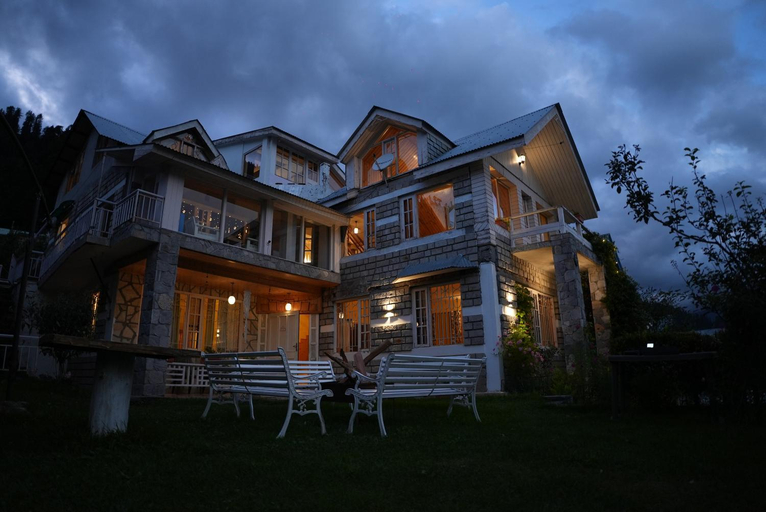 Exterior & Views