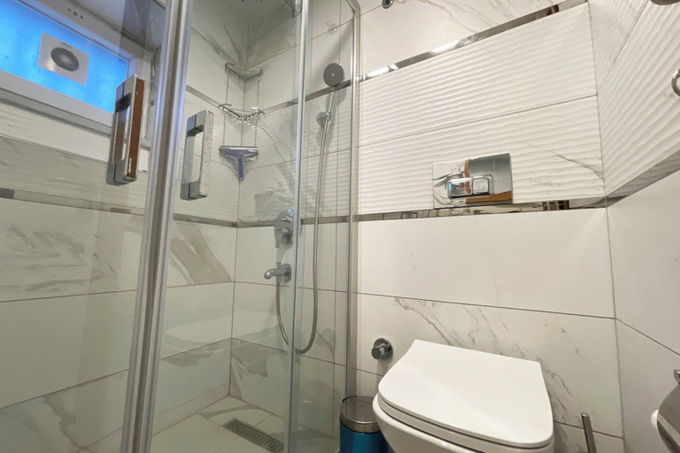 Bathroom 2, Charming studio apt with fast WiFi and AC near Nisantasi and Taksim #101, Şişli
