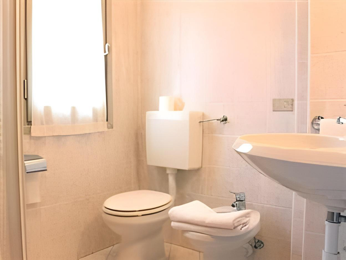 Bathroom 4, Hotel Aurora, Lecco