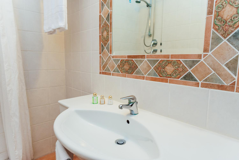 Bathroom 2, Hotel Montana, Napoli