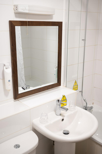Bathroom 2, Cocked Hat Hotel by Good Night Inns, Warwickshire