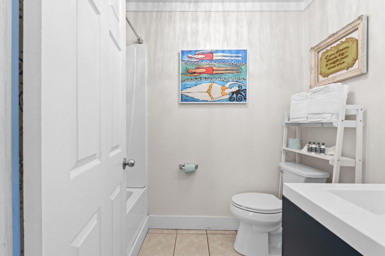 Bathroom 4, Beach House - Maple Leaf Relief by PHG, Gulf