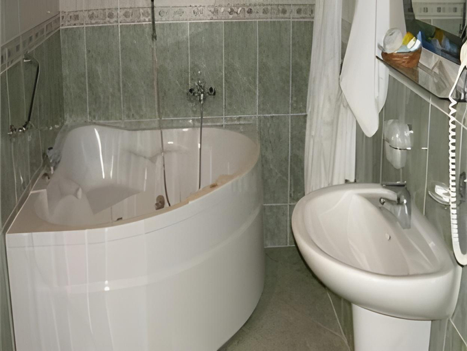 Bathroom 2, Hotel Ostaniec, Myszków