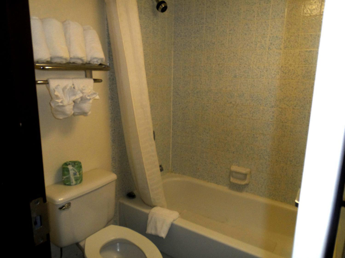 Bathroom 3, Budgetel Inn Houston/Nasa, Houston