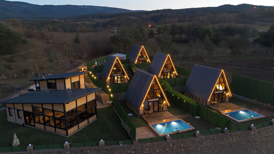 Village Life Bungalows, Merkez